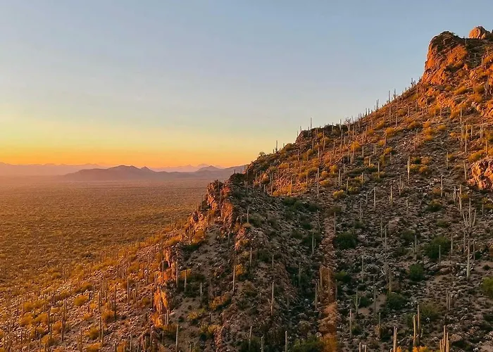 Historic Adobe In Downtown Writer's Room-shared Bath Сasa de vacaciones *