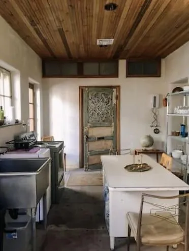 Historic Adobe In Downtown Writer's Room-shared Bath Сasa de vacaciones